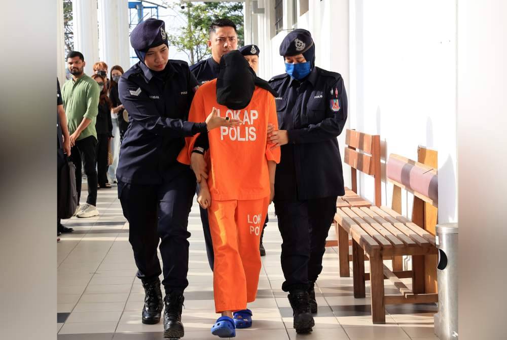 Remaja perempuan itu tiba di Kompleks Mahkamah Sepang kira-kira jam 8.40 pagi dengan pakaian lokap berwarna oren, diiring polis. Foto Bernama