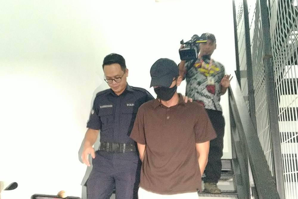 Shaharani (kanan) mengaku bersalah di Mahkamah Sesyen Ipoh pada Jumaat.