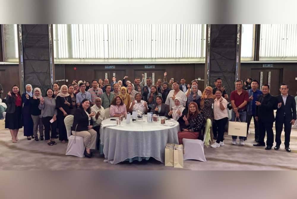 Kakitangan LHDN bersama pengamal media dalam Majlis Hi-Tea bersama media Sabah pada petang Khamis.