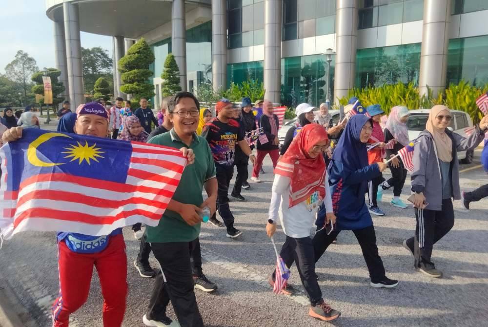 Peserta terlibat berjalan beramai-ramai sambil mengibarkan bendera Jalur Gemilang sejauh lima kilometer.
