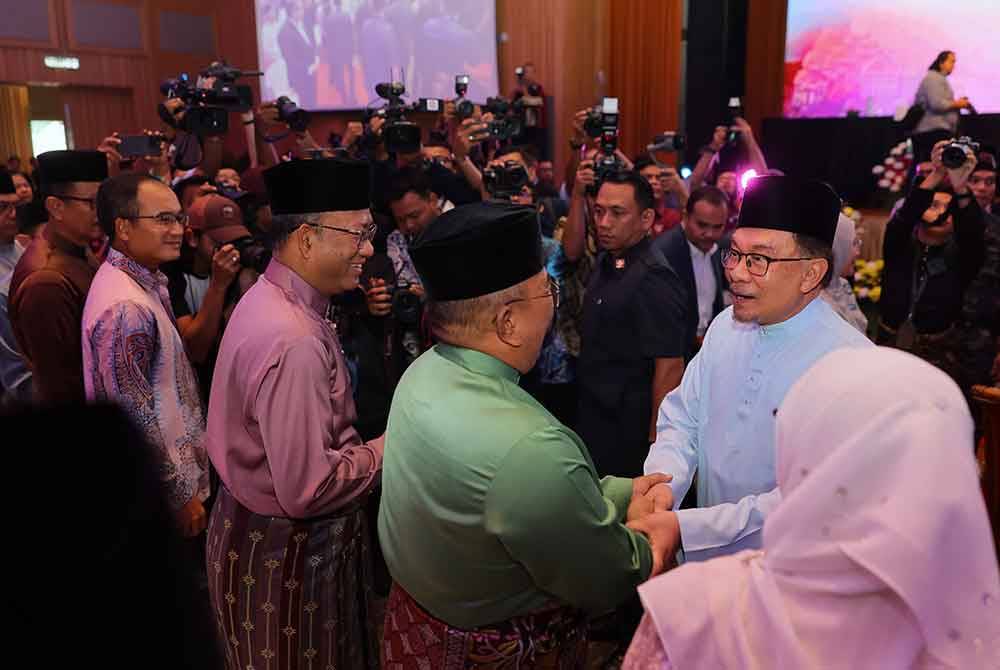 Anwar hadir pada majlis peluncuran Garis Panduan Mengenai Pengurusan dan Tatakelola Badan Berkanun Persekutuan, pada Jumaat.