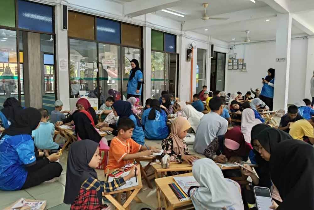 Sebahagian kanak-kanak yang menyertai pertandingan mewarna pada program berkenaan.