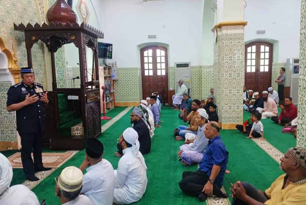 Azizi bersama jemaah Masjid India Muslim di Ipoh sempena program HPP pada Jumaat.