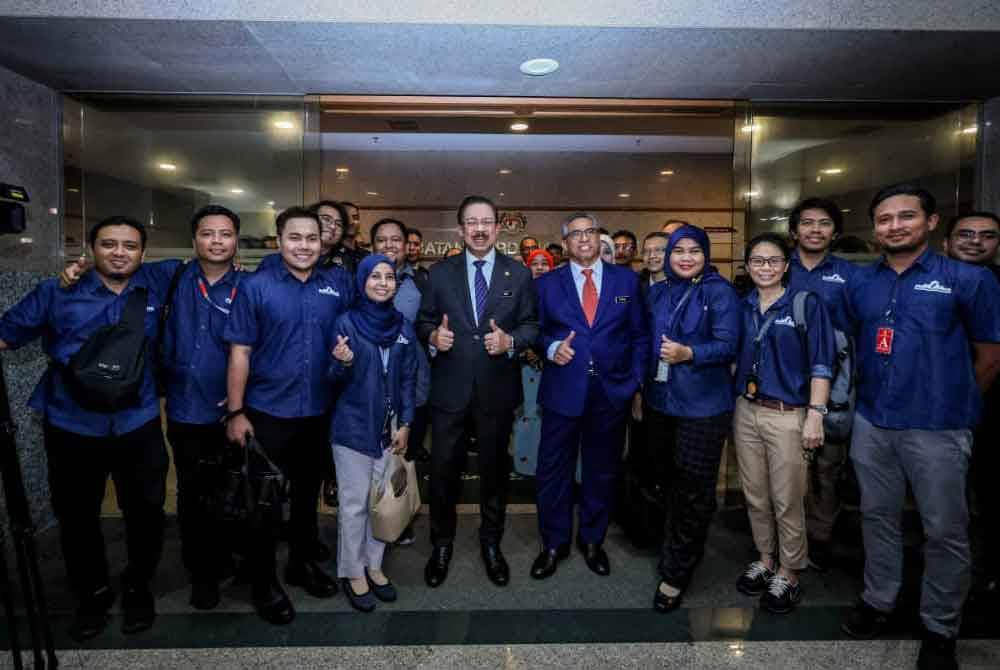 Mohd Zuki merakamkan kenangan bersama rakan media yang hadir pada hari terakhir perkhidmatannya.