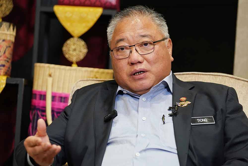 King Sing ketika sesi rakaman program Interviu di Bangunan Sultan Abdul Samad, Kuala Lumpur pada Rabu.