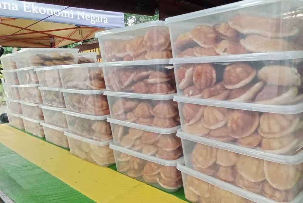 Bahulu sabut telur itik yang sedikit gelap berbanding bahulu telur ayam.