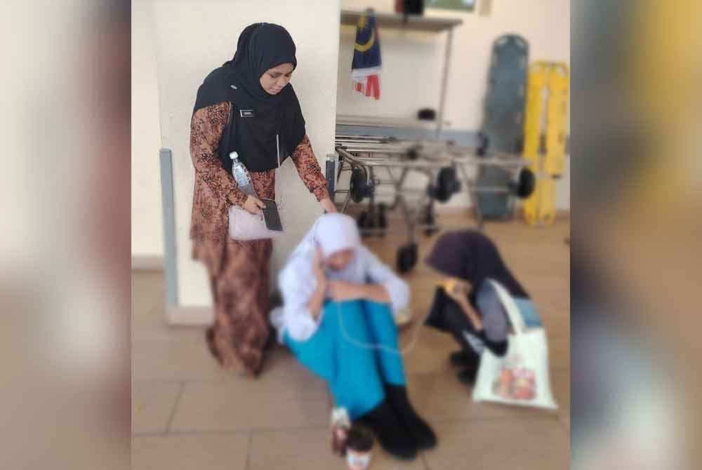 Ezzatul memujuk dua anak mangsa yang menunggu ibunya ketika sedang mendapat rawatan di Hospital Shah Alam pada Jumaat.