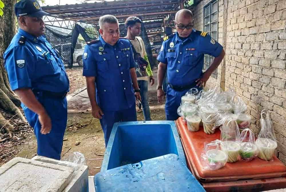 Sebanyak 67 balang mangga asam boi dan satu bekas simpanan dirampas dalam operasi tersebut. Foto Facebook MPT