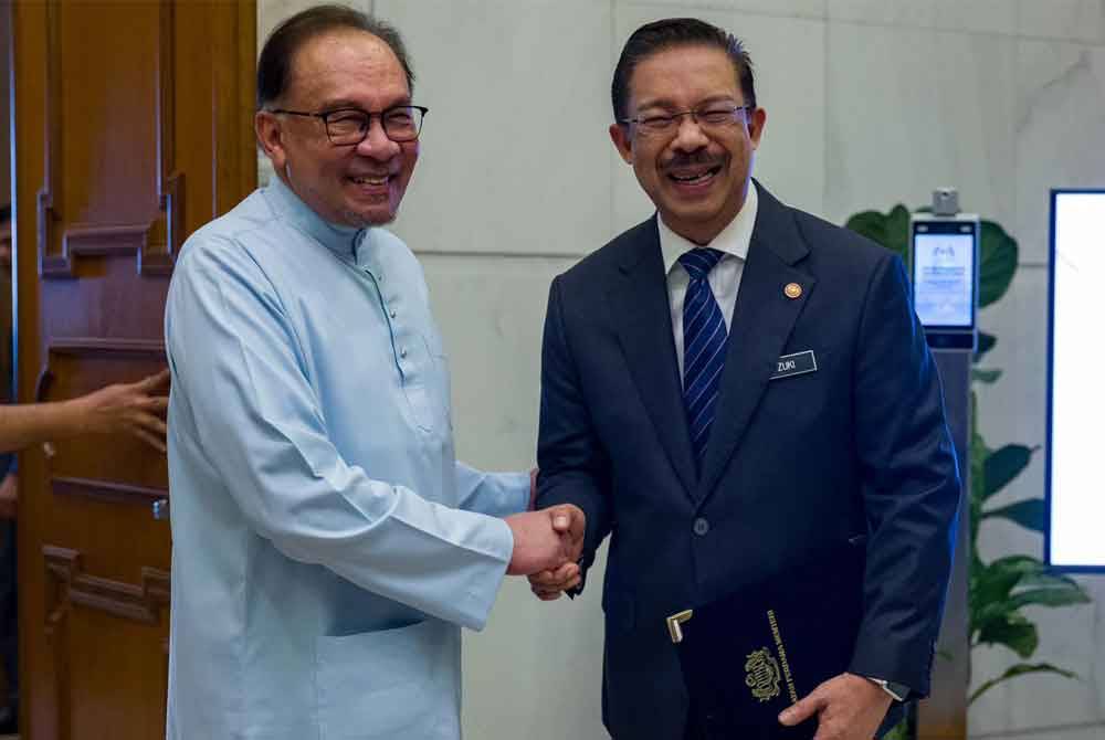 Anwar menzahirkan penghargaan atas perkhidmatan dan bakti yang dicurahkan Mohd Zuki yang bersara sebagai KSN hari ini. Foto Facebook Anwar Ibrahim