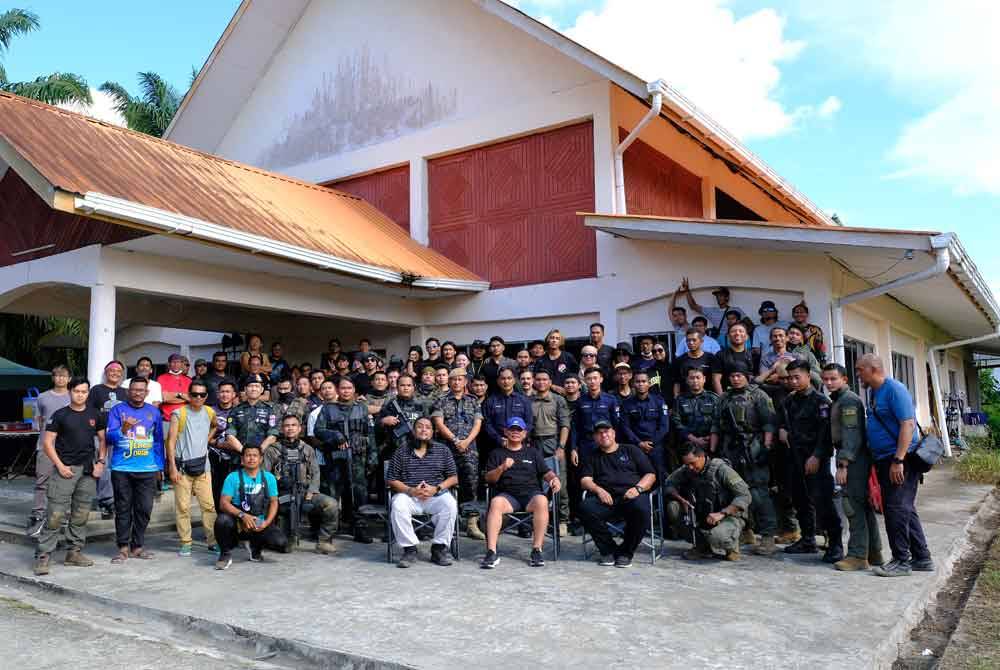 Filem ini membabitkan kru belakang tabir dan pelakon tambahan yang ramai.