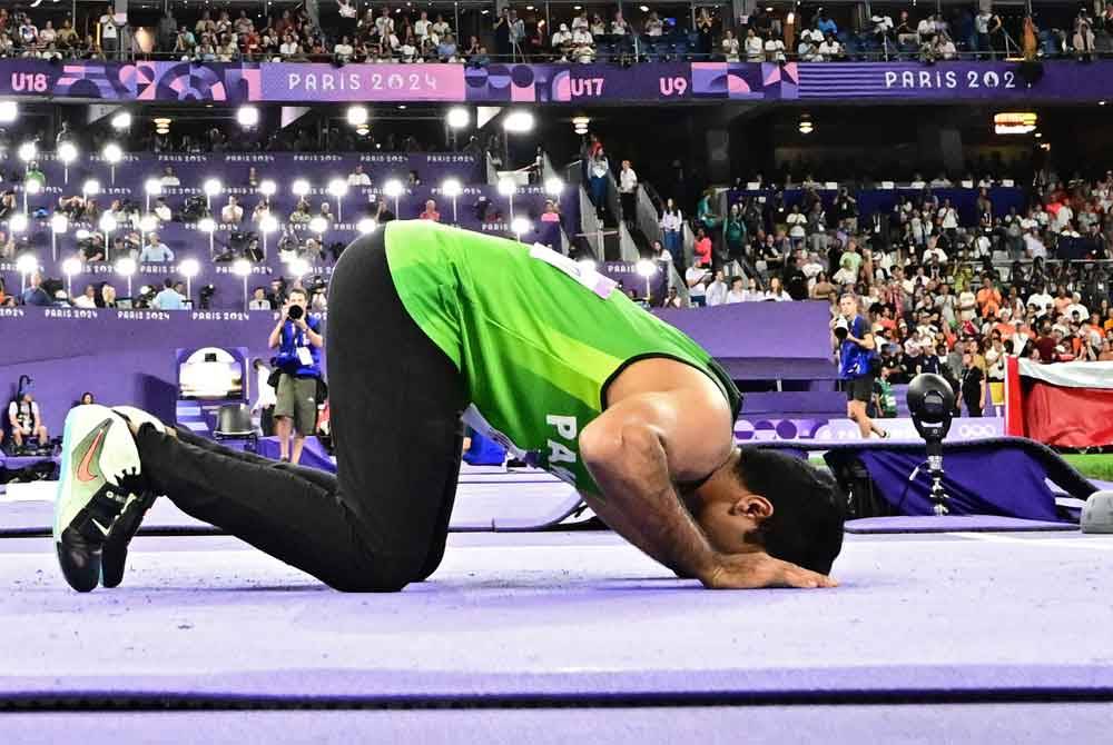 Arshad Nadeem melakukan sujud syukur sebaik memenangi pingat emas. - AFP