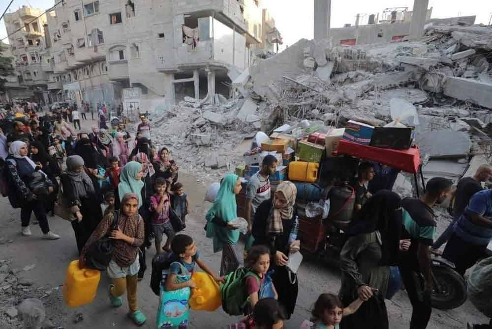 Sebahagian wanita dan kanak-kanak terpaksa meninggalkan kediaman yang musnah dan ditempatkan di pusat perlindungan.