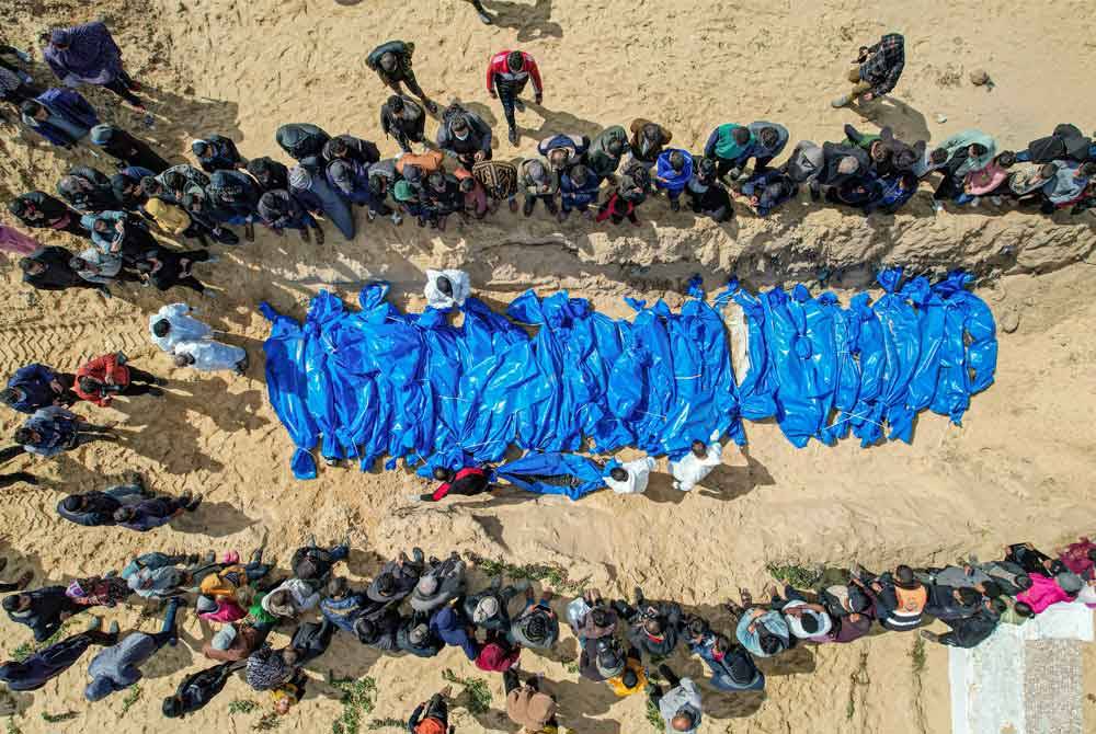 Kira-kira 47 mayat sudah reput yang dikembalikan Israel dikebumikan dalam satu liang lahad.