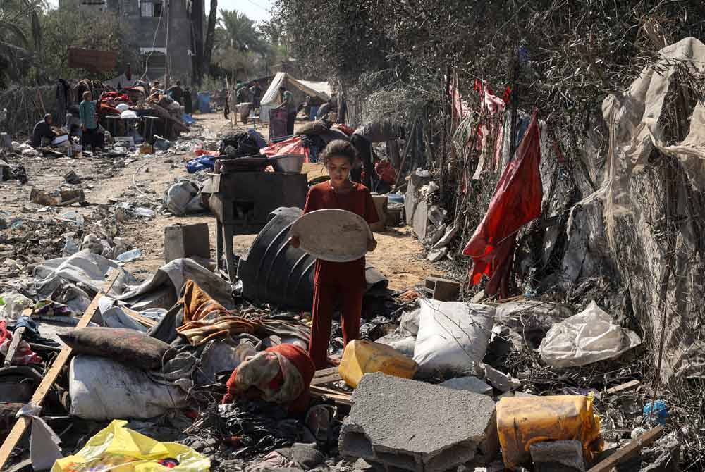 Deir al-Balah yang menjadi tempat berlindung kebanyakan penduduk Palestin di tengah Gaza terus dihujani bom.