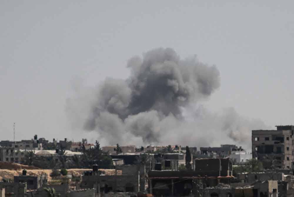 Kepulan asap tebal di kawasan Khan Yunis, selatan Gaza ketika IDF memperhebatkan serangan.