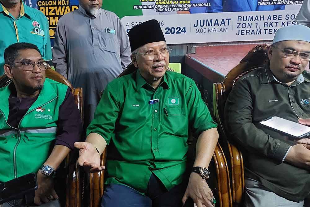 Annuar (tengah) menjawab pertanyaan pada sidang akhbar selepas Ceramah Perdana PRK Nenggiri di RKT Kesedar Jeram Tekoh, Gua Musang pada malam Jumaat.