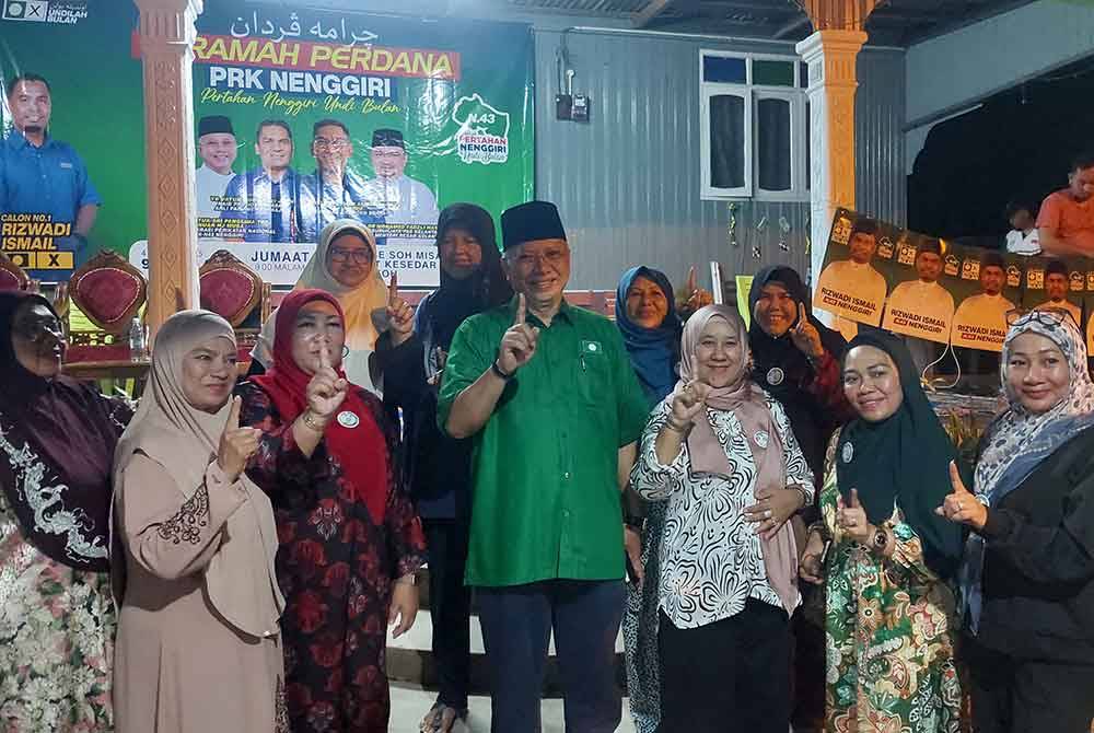 Penyokong parti mengambil kesempatan bergambar bersama Annuar pada Ceramah Perdana PRK Nenggiri di RKT Kesedar Jeram Tekoh pada malam Jumaat.