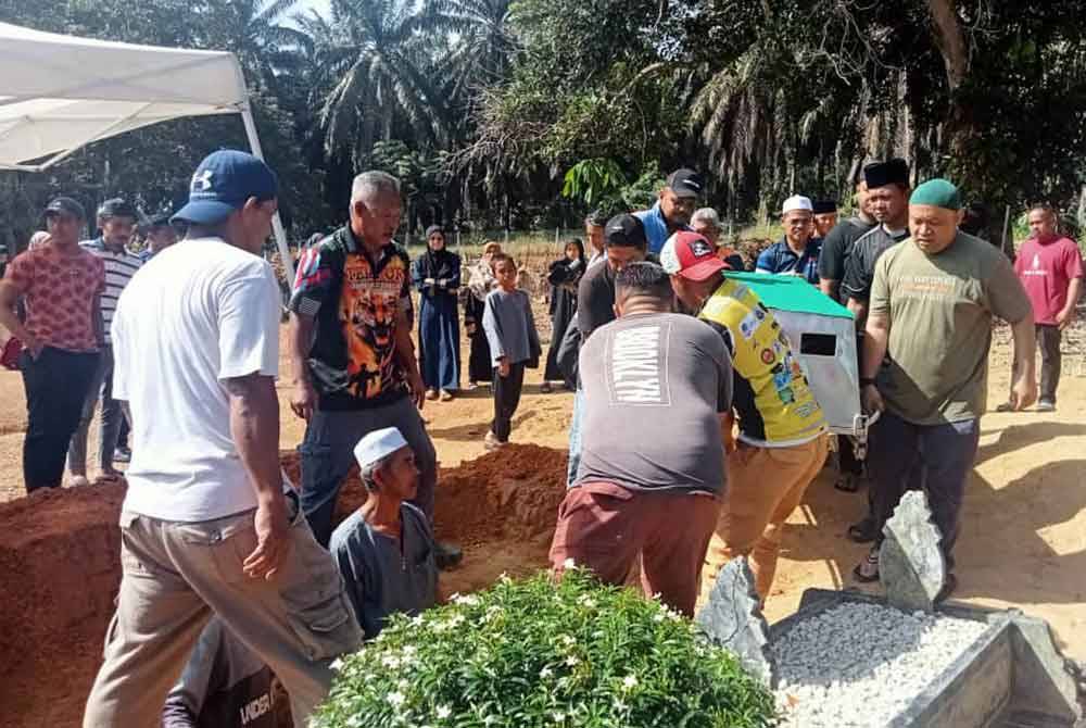 Suasana pilu menyelubungi Tanah Perkuburan Islam Kampung Paya Redan di sini, sepanjang proses pengebumian Noradriana Nor Hasyim, 11, yang maut bersama datuk dan neneknya dalam kebakaran pada awal pagi Jumaat.