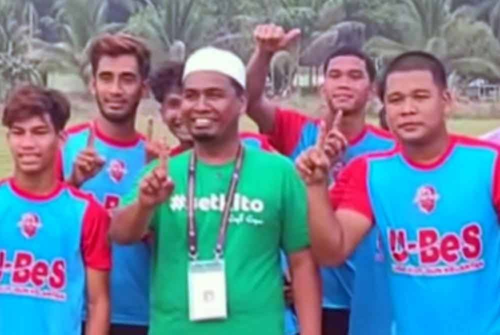 Mohd Rizwadi (tengah) bersama anak muda semasa turun padang menyantuni anak muda di Kampung Bertam Baru, Gua Musang.