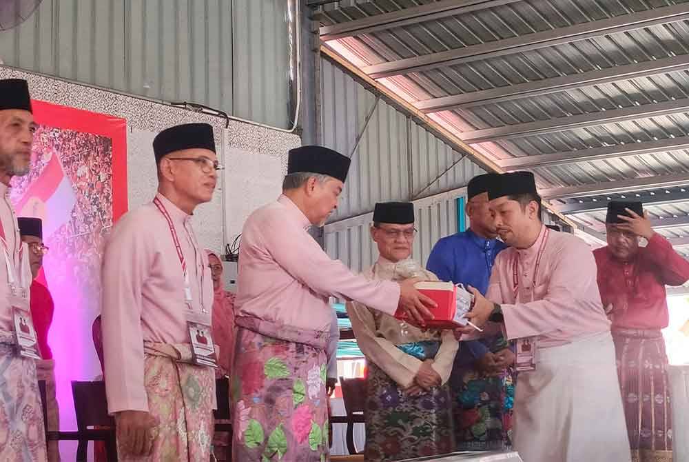 Ahmad Zahid (tiga dari kiri) ketika menerima borang keahlian baharu UMNO bahagian tersebut.