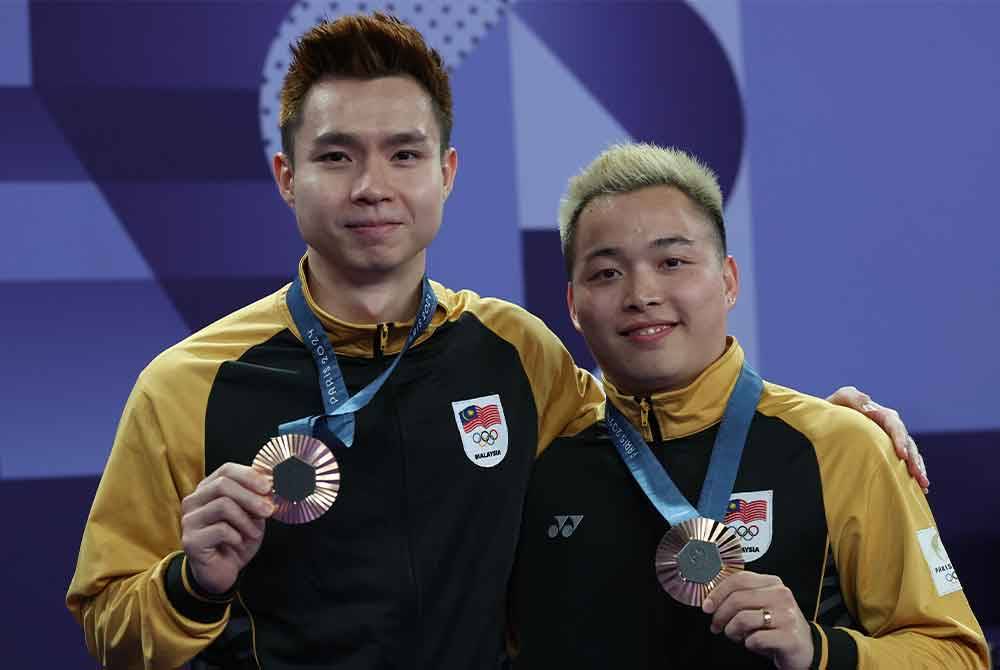 Aaron-Wooi Yik menunjukkan pingat gangsa pada majlis penyampaian pingat dalam acara badminton Paris 2024 di Arena Porte De La Chapelle.