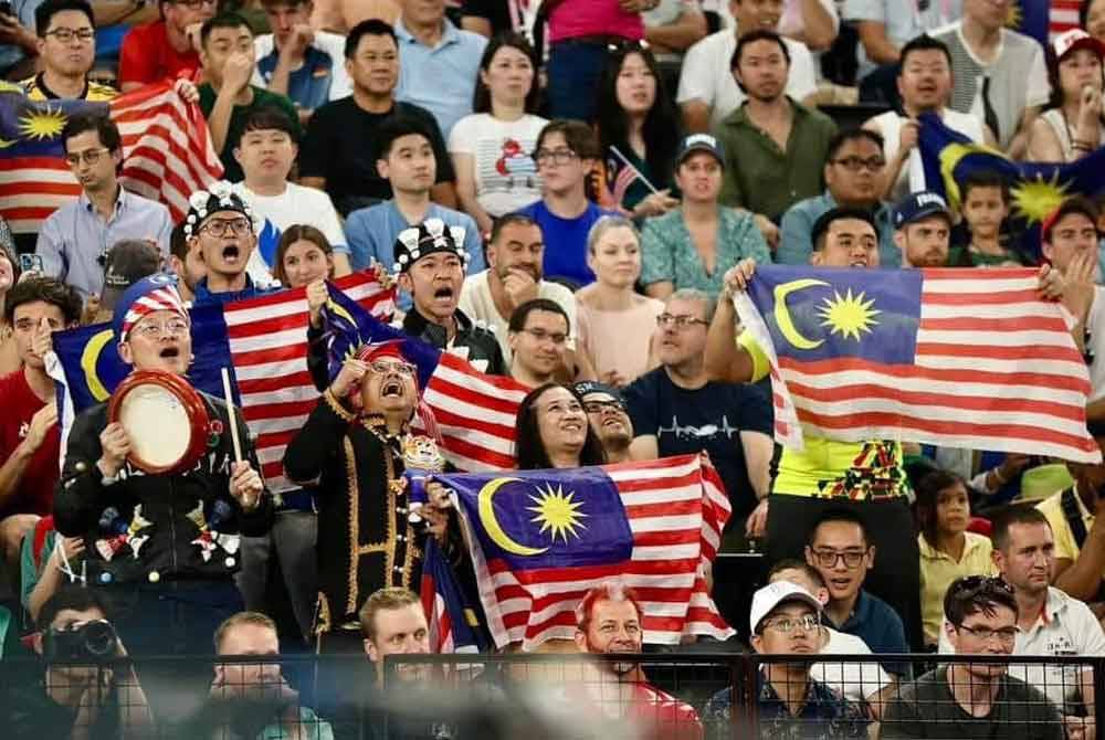 Ken Vun ketika berada di dalam stadium Arena Porte De La Chapelle bagi memberikan sokongan kepada atlet negara dalam acara badminton.