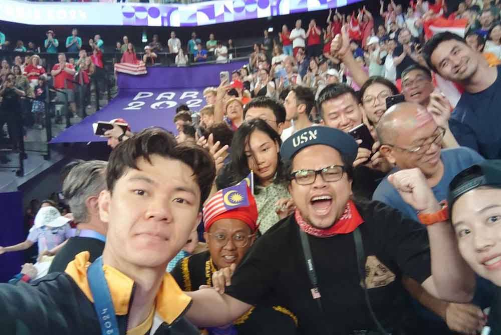 Ken Vun berpeluang merakam kenangan selepas Lee Zii Jia berjaya meraih pingat gangsa.