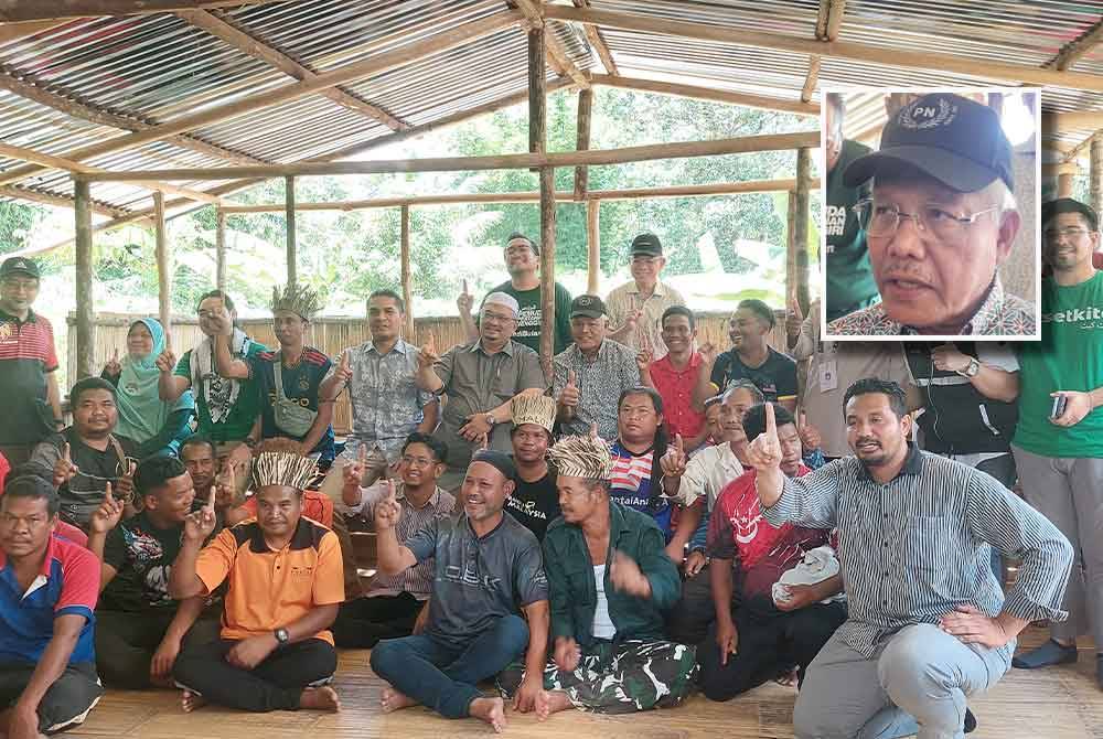 Hamzah menyantuni dan bergambar bersama komuniti Orang Asli ketika berkunjung ke Kampung Langsat, Kuala Betis, Gua Musang pada Sabtu. Gambar kecil: HAMZAH