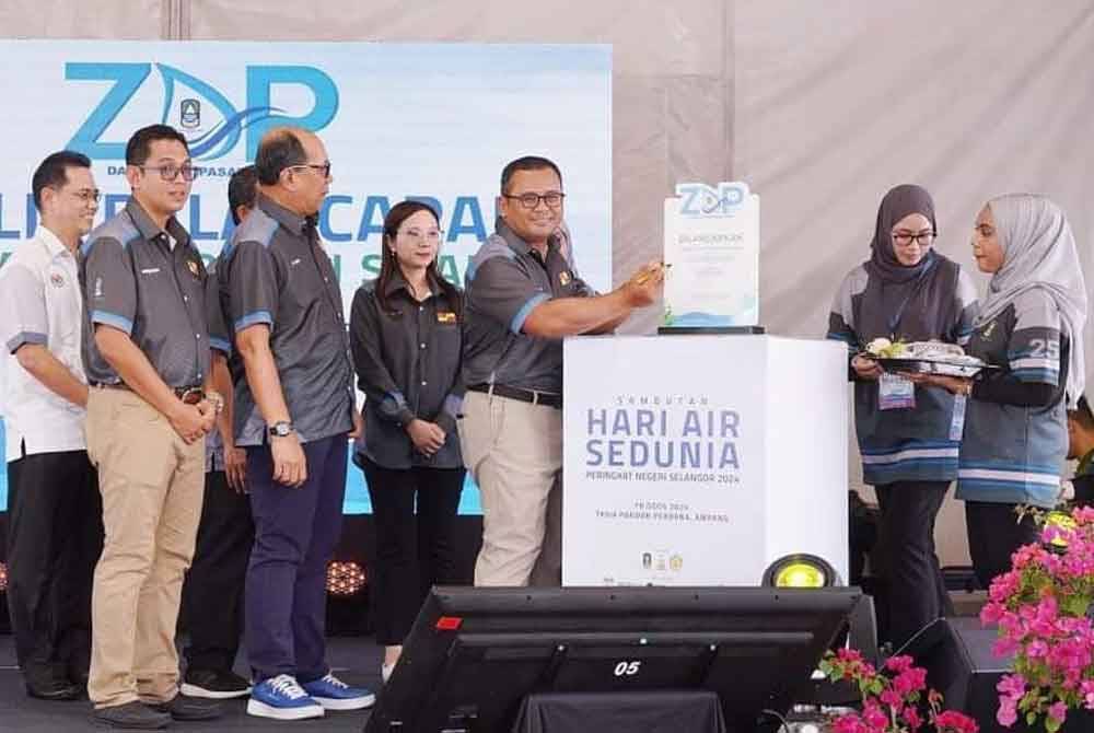 Amirudin merasmikan Sambutan Hari Air Sedunia Peringkat Selangor di Tasik Pandan Perdana pada Sabtu.