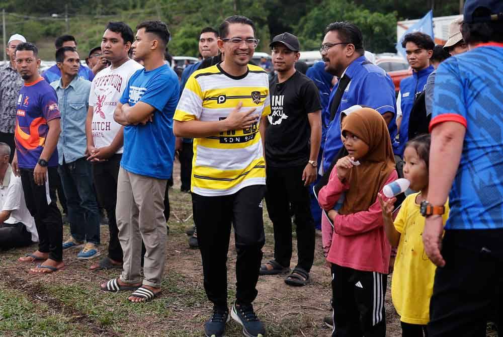 Mohd Azmawi Fikri menyantuni masyarakat setempat ketika hadir pada Pesta Bola Nenggiri sempena PRK DUN Nenggiri di Padang Bola Sepak Sungai Asap B, pada Sabtu. Foto Bernama