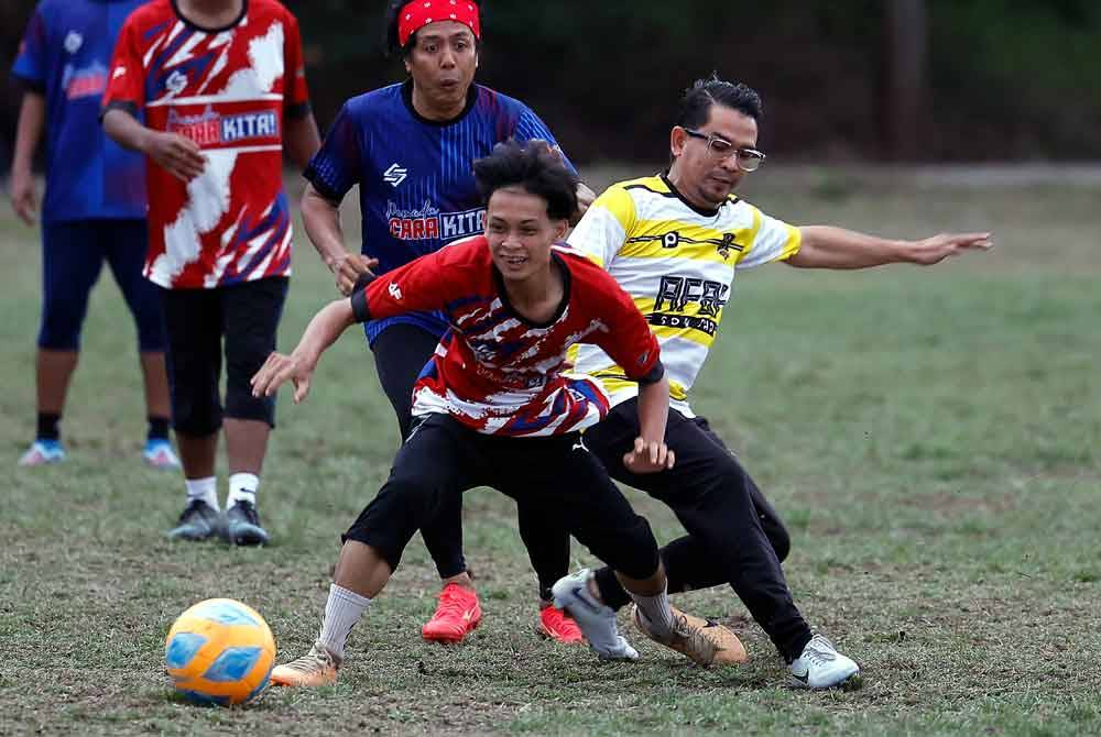 Mohd Azmawi Fikri beraksi ketika hadir pada Pesta Bola Nenggiri sempena PRK DUN Nenggiri di Padang Bola Sepak Sungai Asap B, pada Sabtu. Foto Bernama