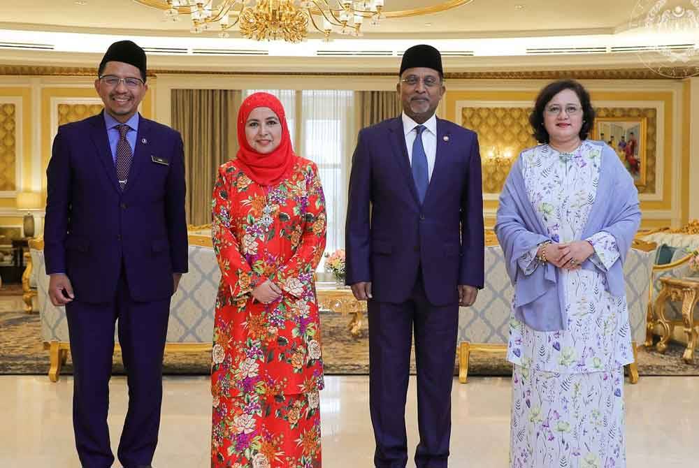  Raja Permaisuri Agong, Raja Zarith Sofiah, bersama Datuk Seri Dr Zambry Abd Kadir dan turut hadir, Datuk Seri Ir Dr Zaini Ujang, Ketua Setiausaha Kementerian Pendidikan Tinggi dan Prof Dr Azlinda Azman Ketua Pengarah Jabatan Pendidikan Tinggi. Foto Facebook Sultan Ibrahim Sultan Iskandar
