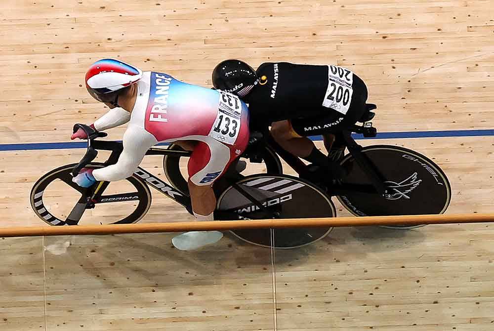 Azizulhasni (kanan) dihalang dengan himpitan oleh pelumba Perancis. Foto Bernama