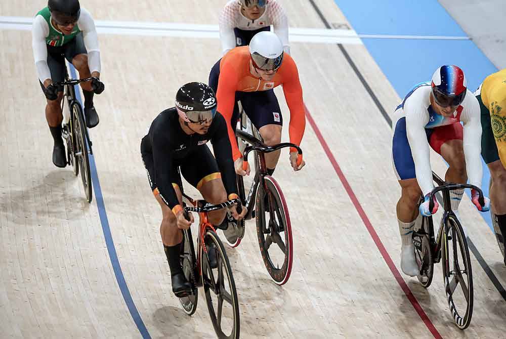 Azizulhasni (dua dari kiri) ketika beraksi dalam acara basikal trek keirin lelaki pusingan pertama pada Sukan Olimpik Paris 2024 di Saint-Quentin-en-Yvelines National Velodrome. Foto Bernama