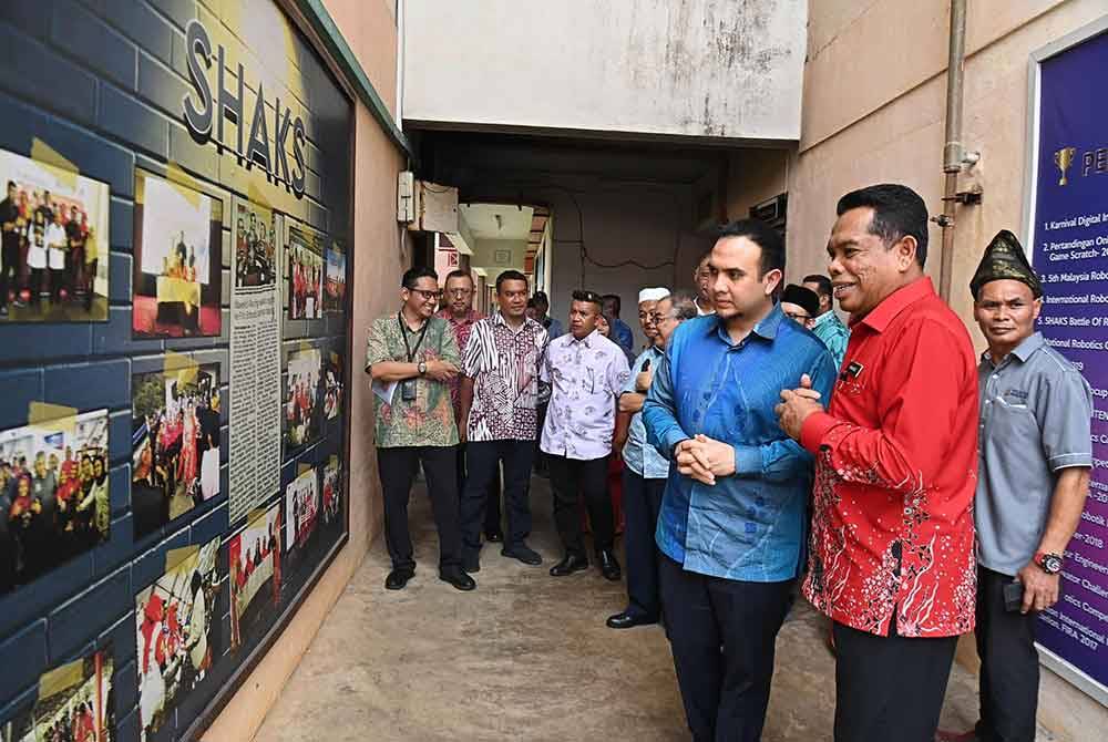 Ahmad Farhan ketika meninjau keadaan fasiliti di SMK Sultanah Hajjah Kalsom di Kuantan, Pahang.