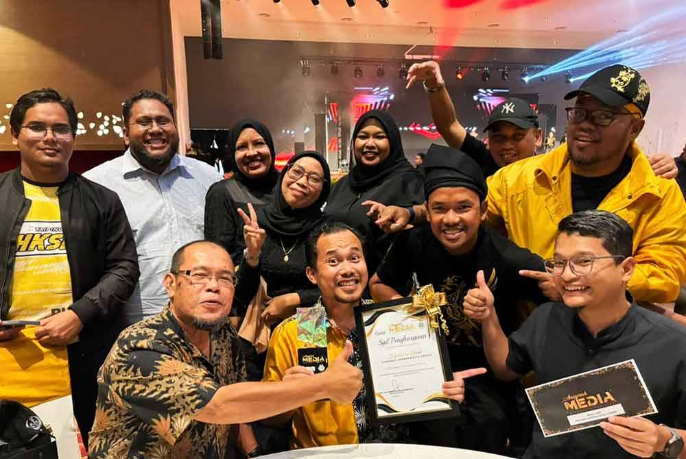 Saifullah (duduk tengah) diraikan rakan media daripada pelbagai agensi yang hadir sempena malam Anugerah Media Bandaraya Ipoh 2024 yang berlangsung pada Sabtu.