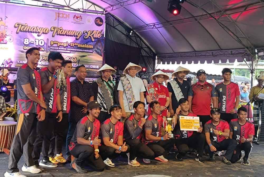 Mohd Amran (empat dari kanan) ketika majlis penyampaian hadiah kepada naib johan pertandingan perahu panjang.