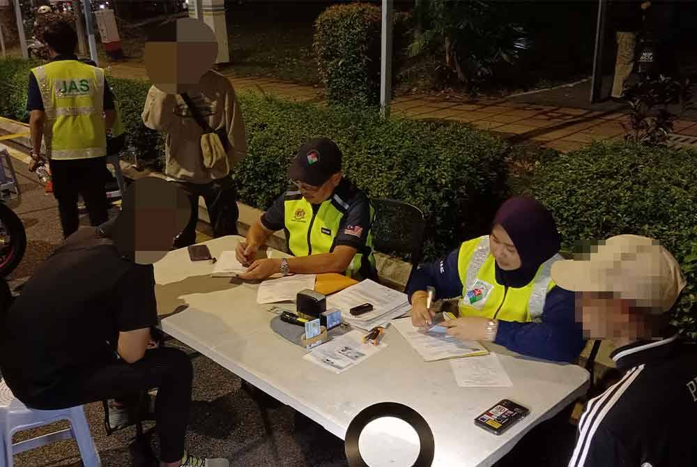 Kakitangan Jabatan Alam Sekitar (JAS) turut bertugas dalam mengambil tindakan melibatkan kesalahan bunyi dalam operasi bersepadu yang dijalankan sekitar ibu kota pada Ahad.