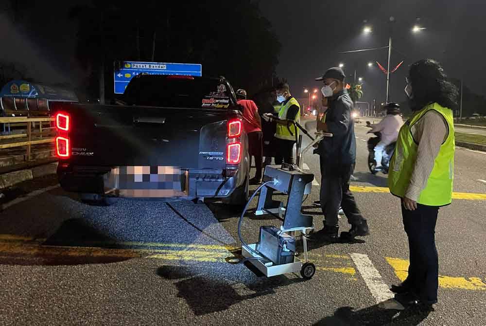 Sebuah kenderaaan sedang diperiksa oleh penguat kuasa JAS dalam operasi bersepadu pada Sabtu malam.