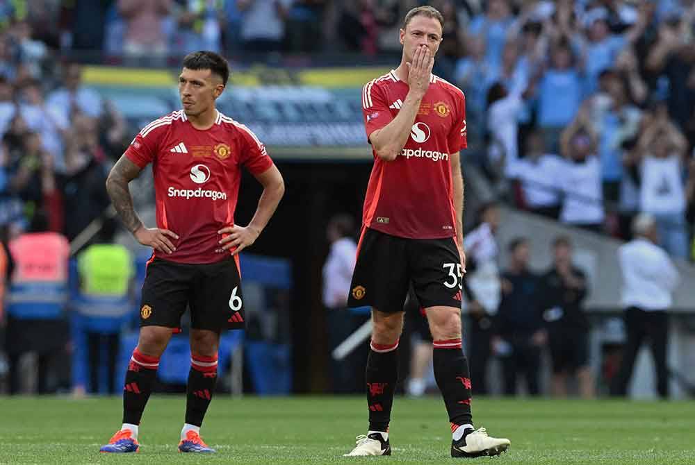 Reaksi pemain United, Jonny Evans (kanan) selepas tewas kepada City. Foto AFP