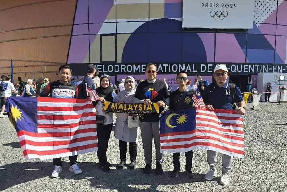 Ahmad Samsuri (tiga dari kanan) hadir memberi sokongan kepada Azizulhasni Awang di Velodrom Saint Quentin en Yvelines, Paris. FOTO: Facebook Ahmad Samsuri
