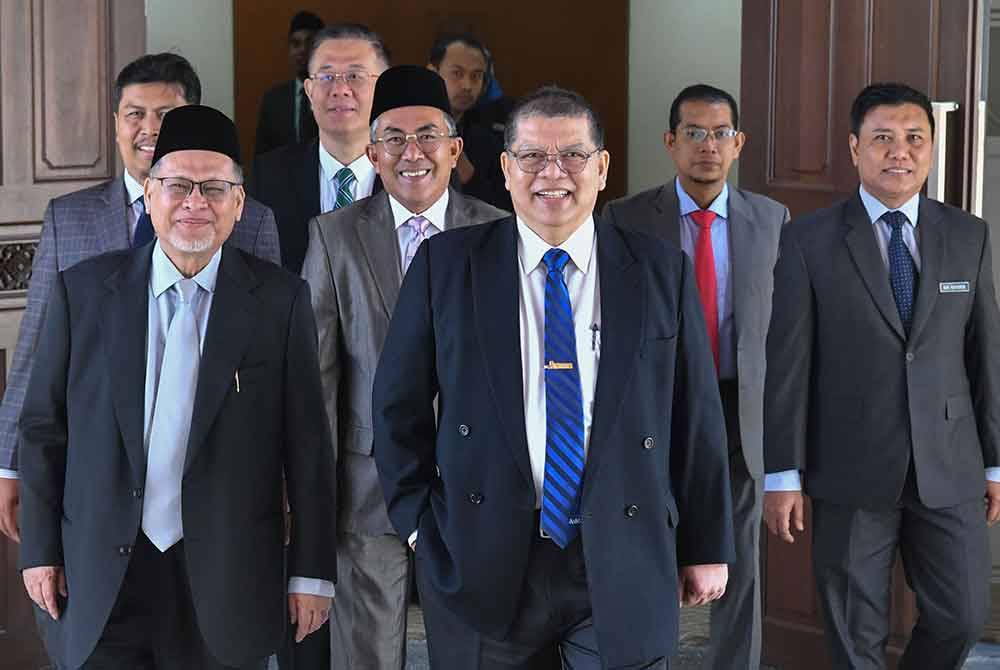 Johari (tiga DARI kanan) bersama Mohd Amar (kiri) semasa lawatan kerja dan kunjungan hormat ke atas Speaker DUN Kelantan di Kompleks Kota Darul Naim. Foto Bernama