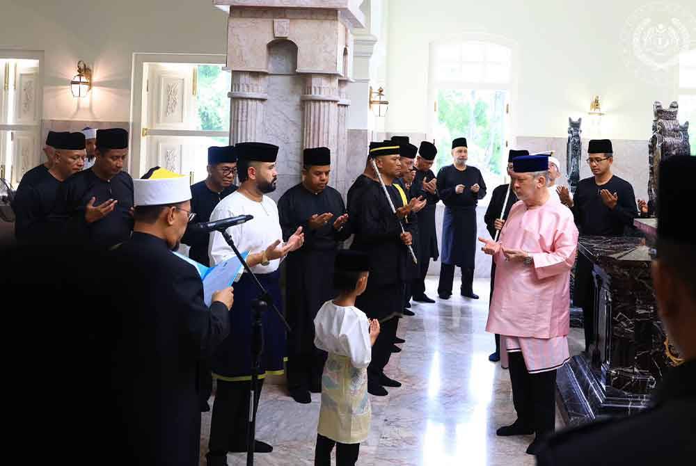 Sultan Ibrahim berkenan berangkat ke Makam Diraja Bukit Mahmoodiah, Johor Bahru bersempena dengan Hari Hol Almarhum Sultan Iskandar.