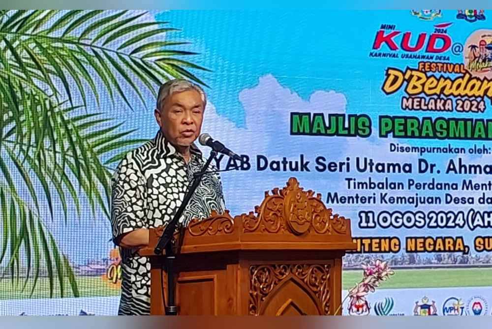 Ahmad Zahid ketika berucap pada Majlis Perasmian Penutup Karnival Usahawan Desa (KUD) @ Festival D’ Bendang Melaka 2024 di Kem Benteng Negara, Sungai Rambai pada Ahad.