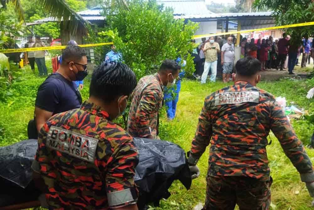 Mayat Zaiton Hamzah dibawa keluar selepas ditemui pada pagi Ahad. Foto JBPM