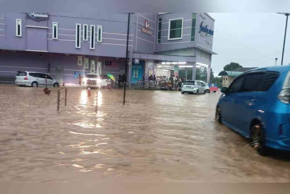 Beberapa kawasan di Masjid Tanah dilanda banjir kilat berikutan hujan lebat berterusan sejak pagi Ahad. - Foto pengguna media sosial