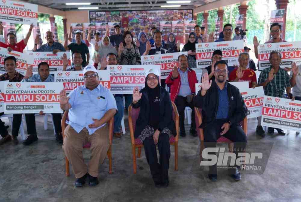 Aiman Athirah (duduk, tengah) bergambar bersama wakil penerima sumbangan lampu solar pada Majlis Pelancaran Projek Lampu Solar di Parlimen Sepang pada Ahad. FOTO: SINAR HARIAN / MOHD HALIM ABDUL WAHID