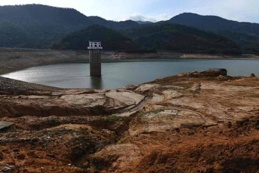 Empangan Teluk Bahang pada Ahad menunjukkan penyusutan baki stok simpanan semasa air mentah berada pada paras bahaya iaitu 26.6 peratus. Foto Bernama