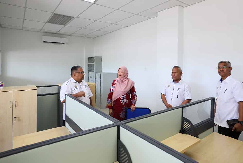 Fadhlina (dua, kiri) melawat fasiliti bangunan baharu PPD Marang pada Ahad. Foto Bernama