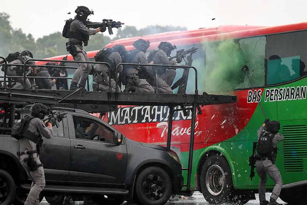 Pasukan khas ATM, PDRM, Jabatan Bomba dan Penyelamat Malaysia serta agensi-agensi terlibat melakukan demonstrasi Tindakan Menggempur pada majlis perasmian penutup Latih Amal Keselamatan Menyeluruh di Melaka Energy Park Sungai Udang pada Ahad. Foto Bernama